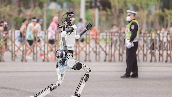 “闪电”机器人超越人类纪录  50分26秒跑完半马