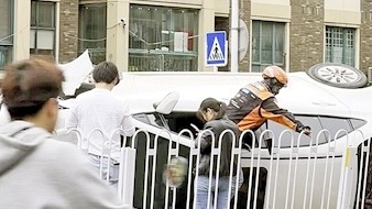 轎車鬧市側(cè)翻 外賣小哥爬窗救人后默默離開