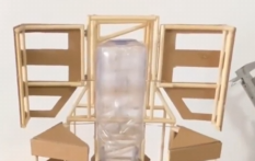 男子用水瓶手搓迷你可发射火箭