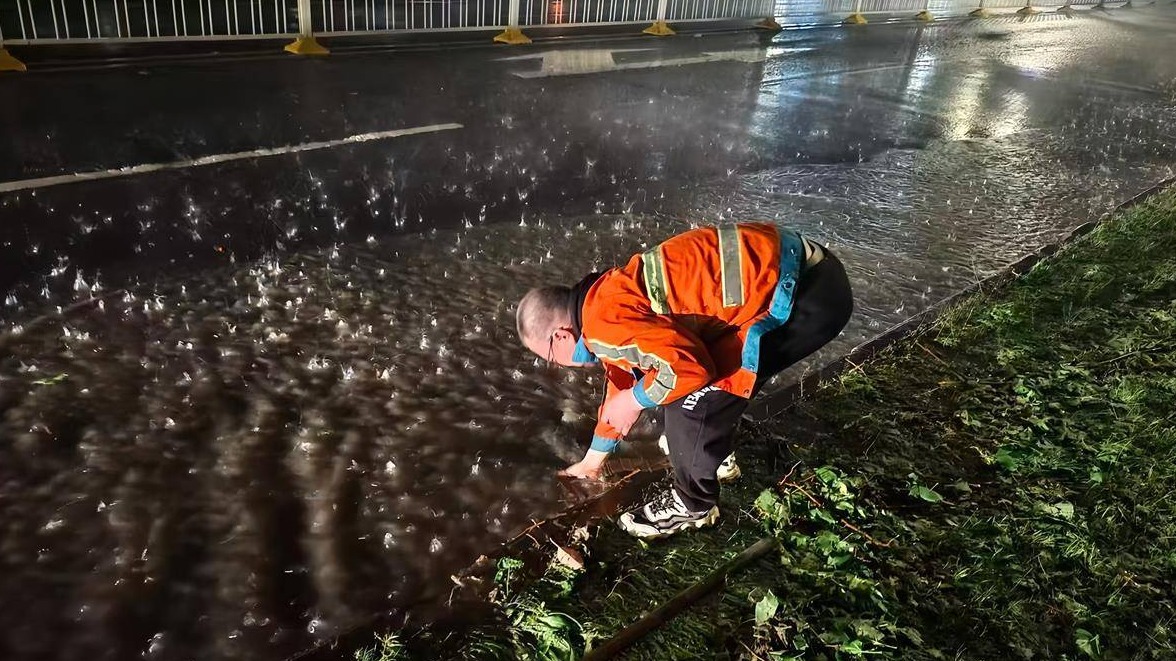 強對流天氣突襲，環(huán)衛(wèi)連夜排水除險保暢通