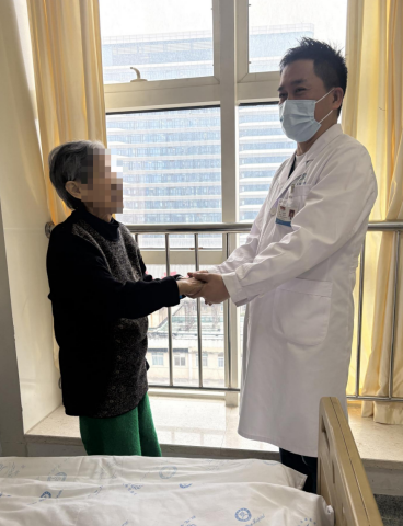 八旬老人腰椎滑脱被成功治愈，手写10首诗感谢天佑医院医护
