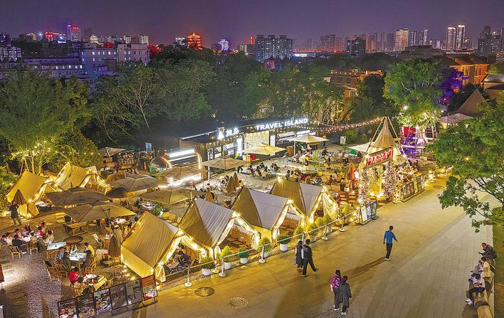 在山頂聽歌吃燒烤