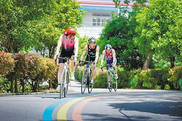 浠水农村公路变成多彩赛道