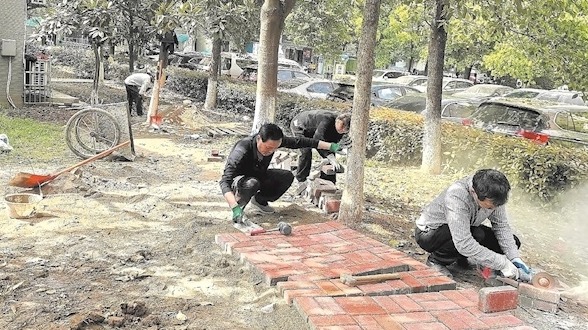 居民自掏腰包5千元修建便道 老人夸他“做得好”