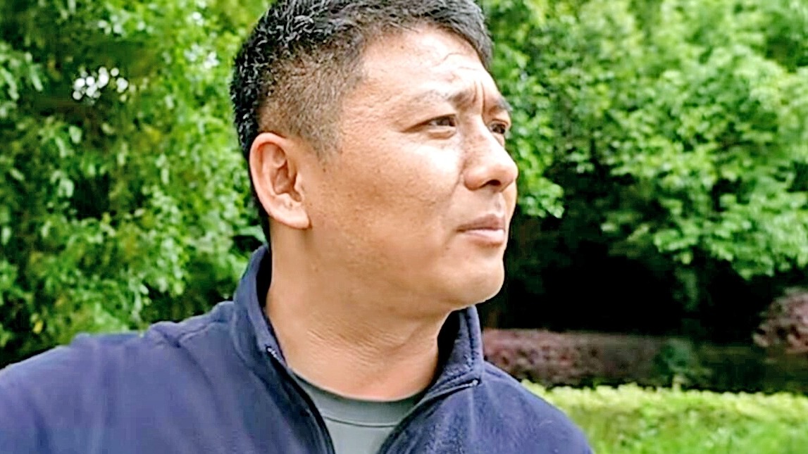 车子侧翻漏油，退役军人钻进后备箱救人