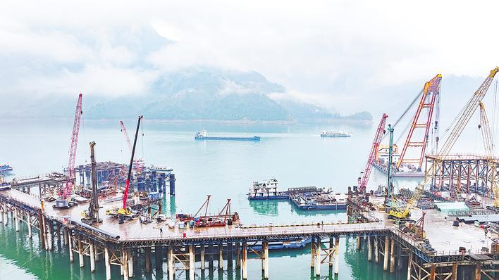 三峽成品油翻壩碼頭完成“第一墩”澆筑