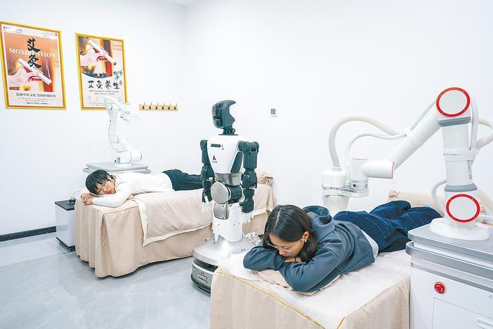 光谷機(jī)器人艾灸師上崗