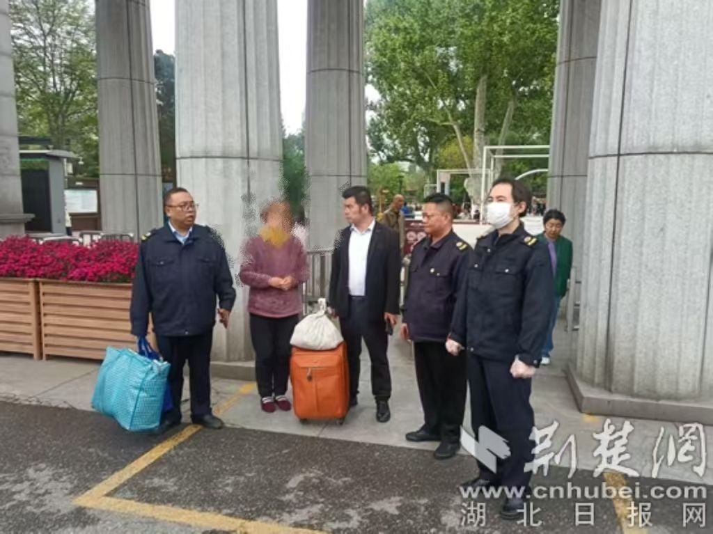 女子漂泊多年不愿回家，鄂州救助跨城接力暖归途