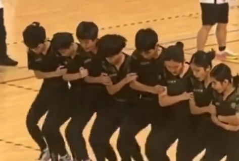 1分钟10人同步跳绳258次