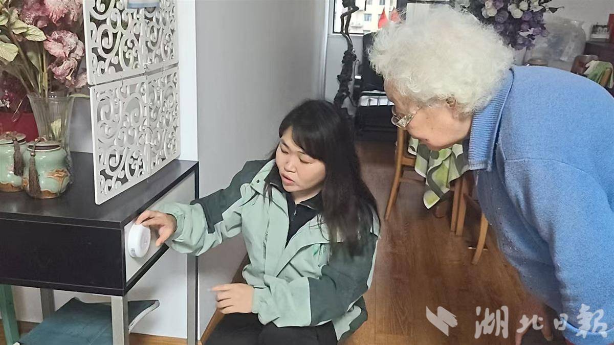 他们冒雨上门关爱独居老人