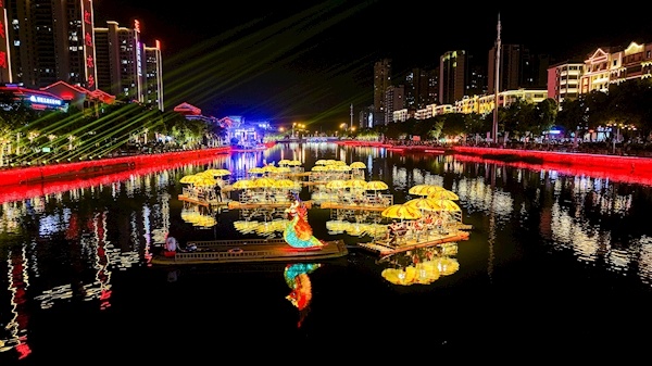 一次可载66人 华中首艘百米凤舟亮相