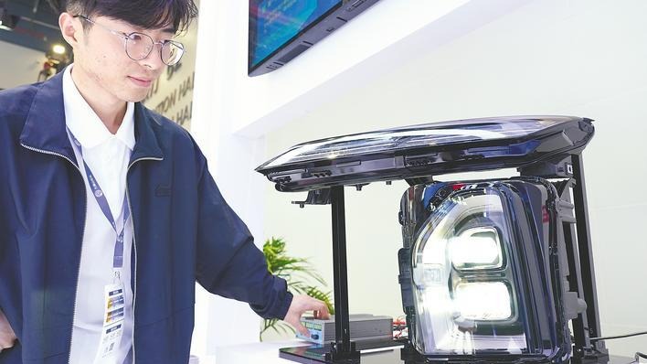 武漢企業(yè)讓車(chē)燈“會(huì)說(shuō)話(huà)”