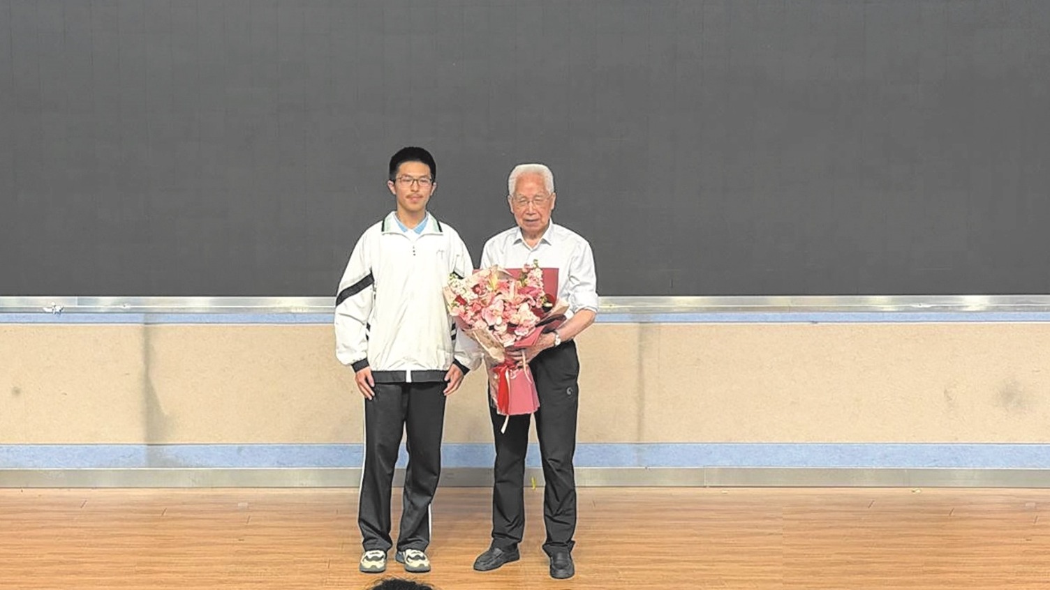 从牛背上走进太空，八旬院士对话中学生