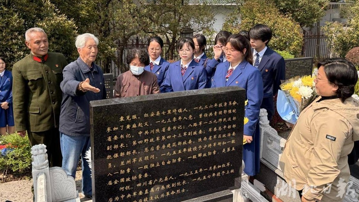 学子祭扫偶遇将门后人