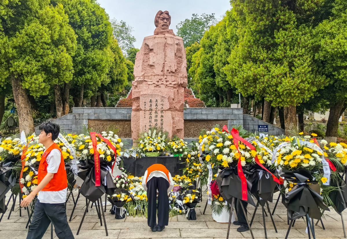 大学生清明节前祭英烈