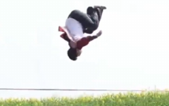 花间飞渡表演宛如轻功水上漂