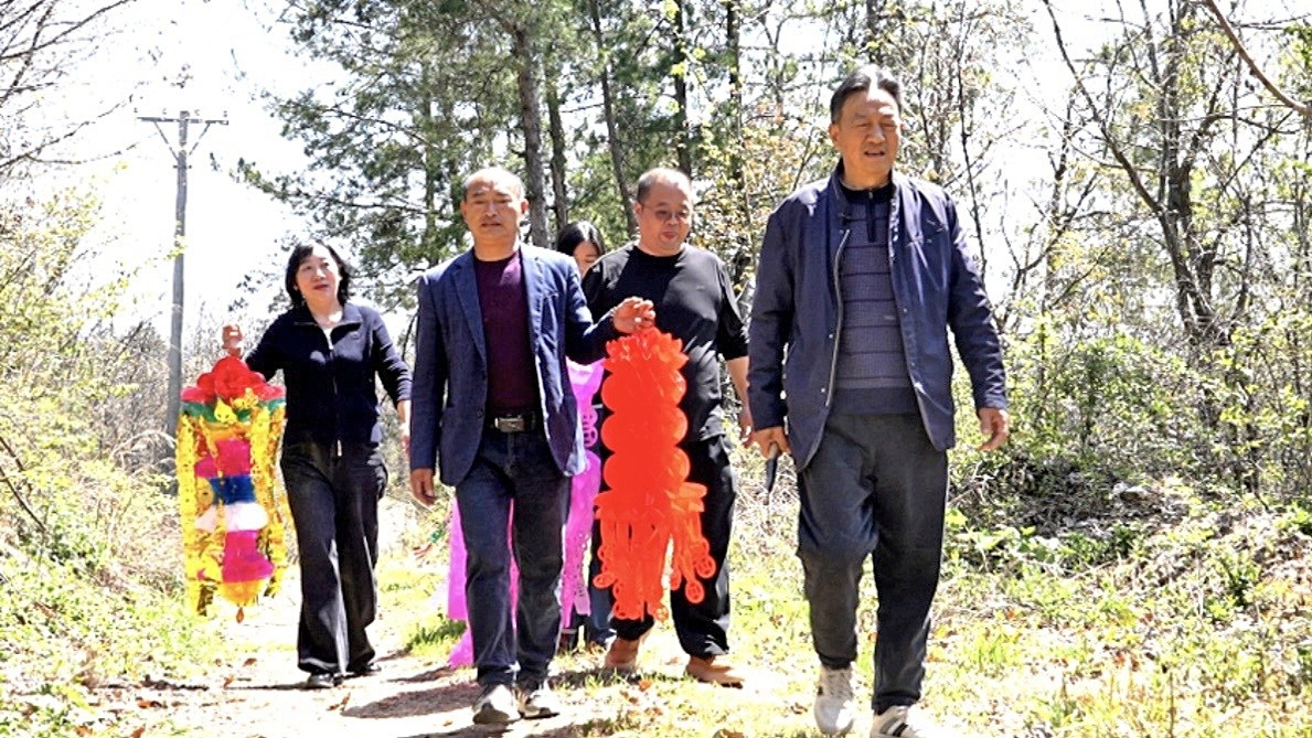 四代人接力守护“叶司号员”墓95年