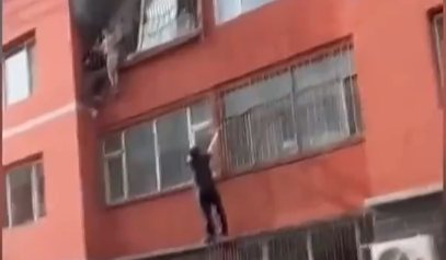 休假武警徒手爬楼救4人