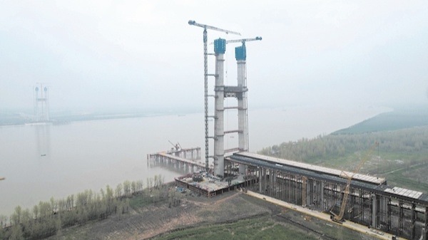 汉南长江大桥北主塔突破200米