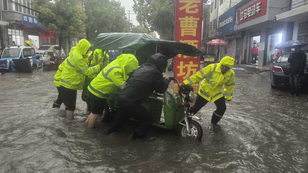 湖北公安民警在風(fēng)雨中托起群眾“安全感”