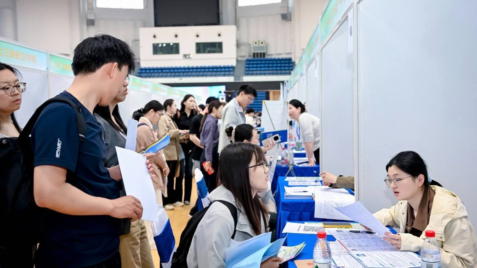 湖北130余家企业河南揽才 千名毕业生达成就业意向