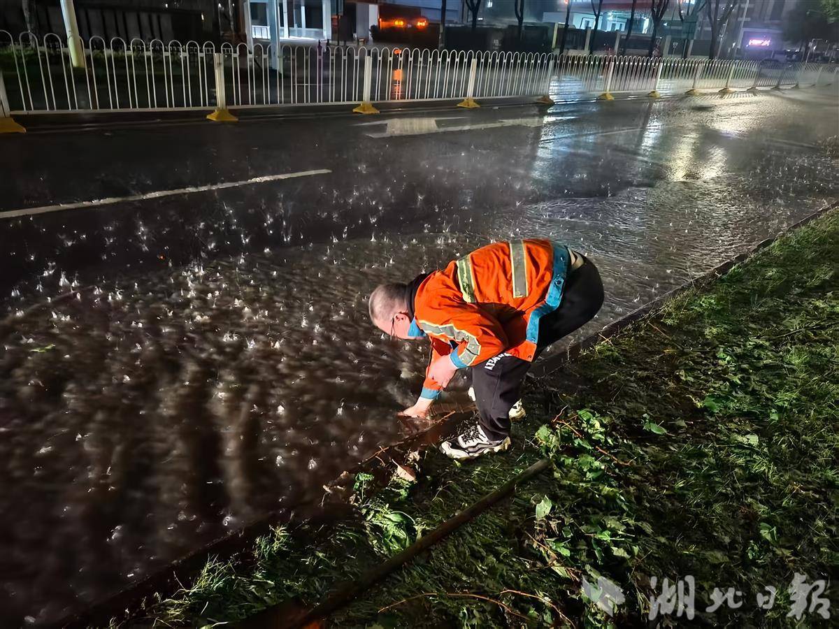 強(qiáng)對流天氣突襲，環(huán)衛(wèi)連夜排水除險(xiǎn)保暢通