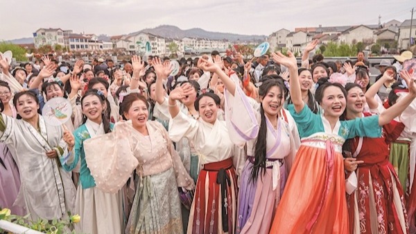 千人汉服巡游 共赴花朝之约