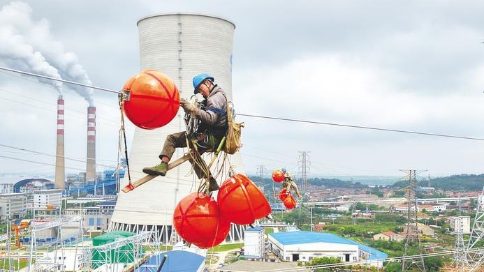 橙色球上“線”護(hù)航花湖機(jī)場(chǎng)飛行安全