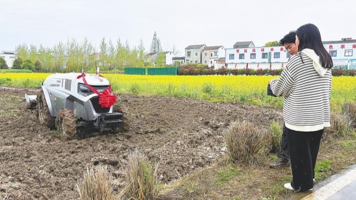 “00后”新农人拉满田野科技感