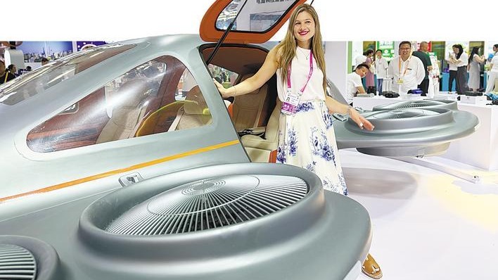 鄂产电鹰飞车消博会上人气高