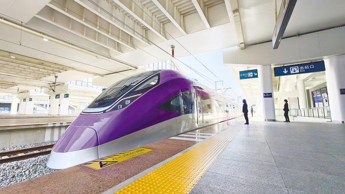 千名旅客尝鲜武咸“新城快线”