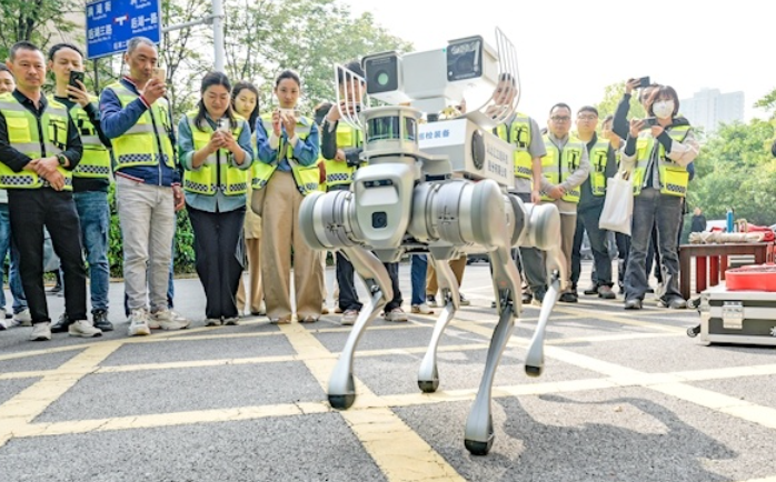 機(jī)器狗巡堤  救生圈會(huì)飛 武漢防汛新裝備亮相