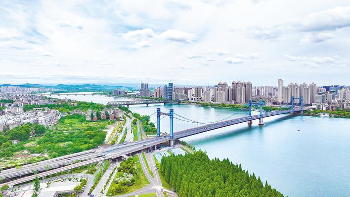雨后初晴襄陽城 流云漫卷一江春