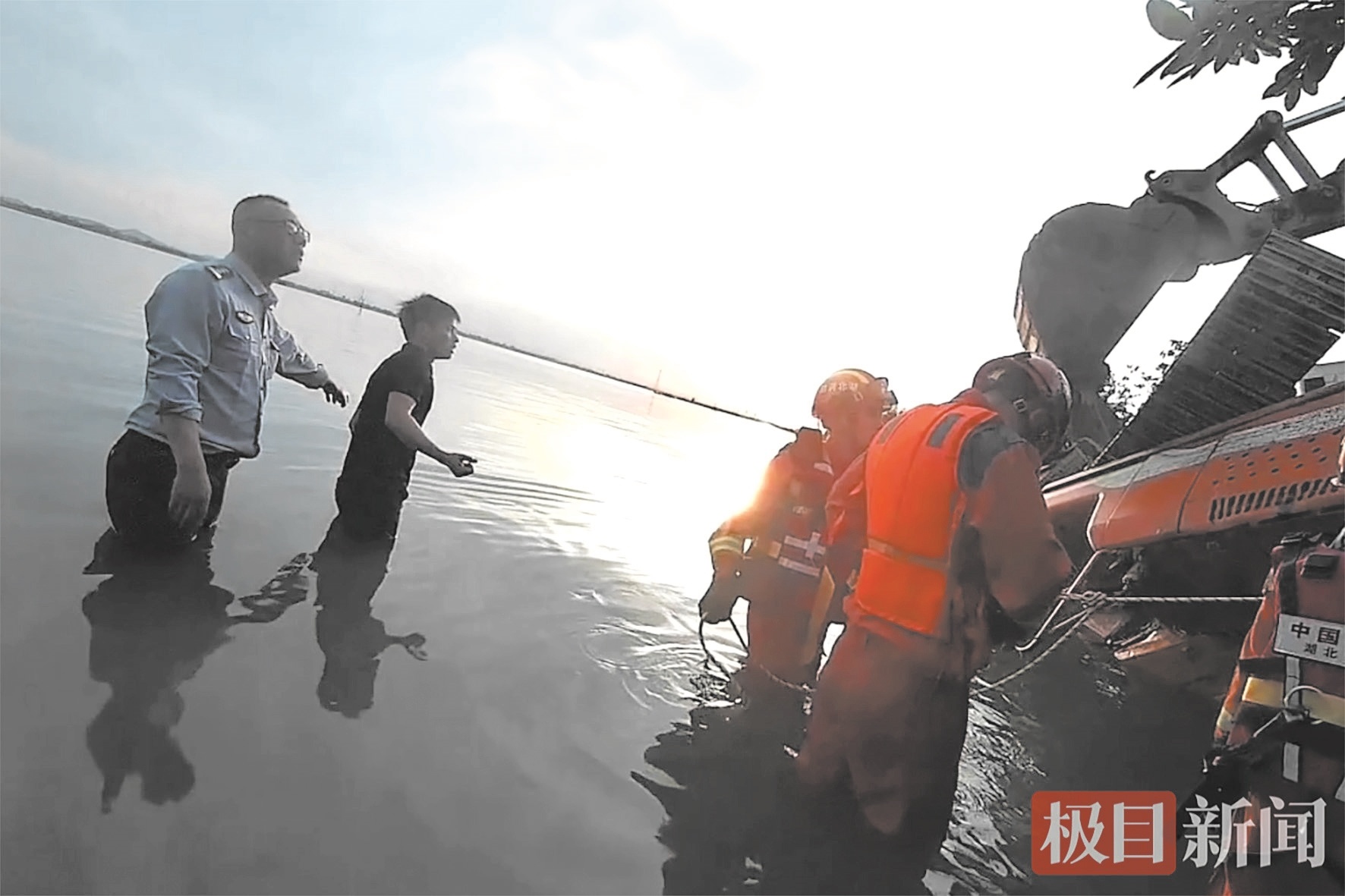 司機被困在墜河挖機中 民警和消防員快速破門救援