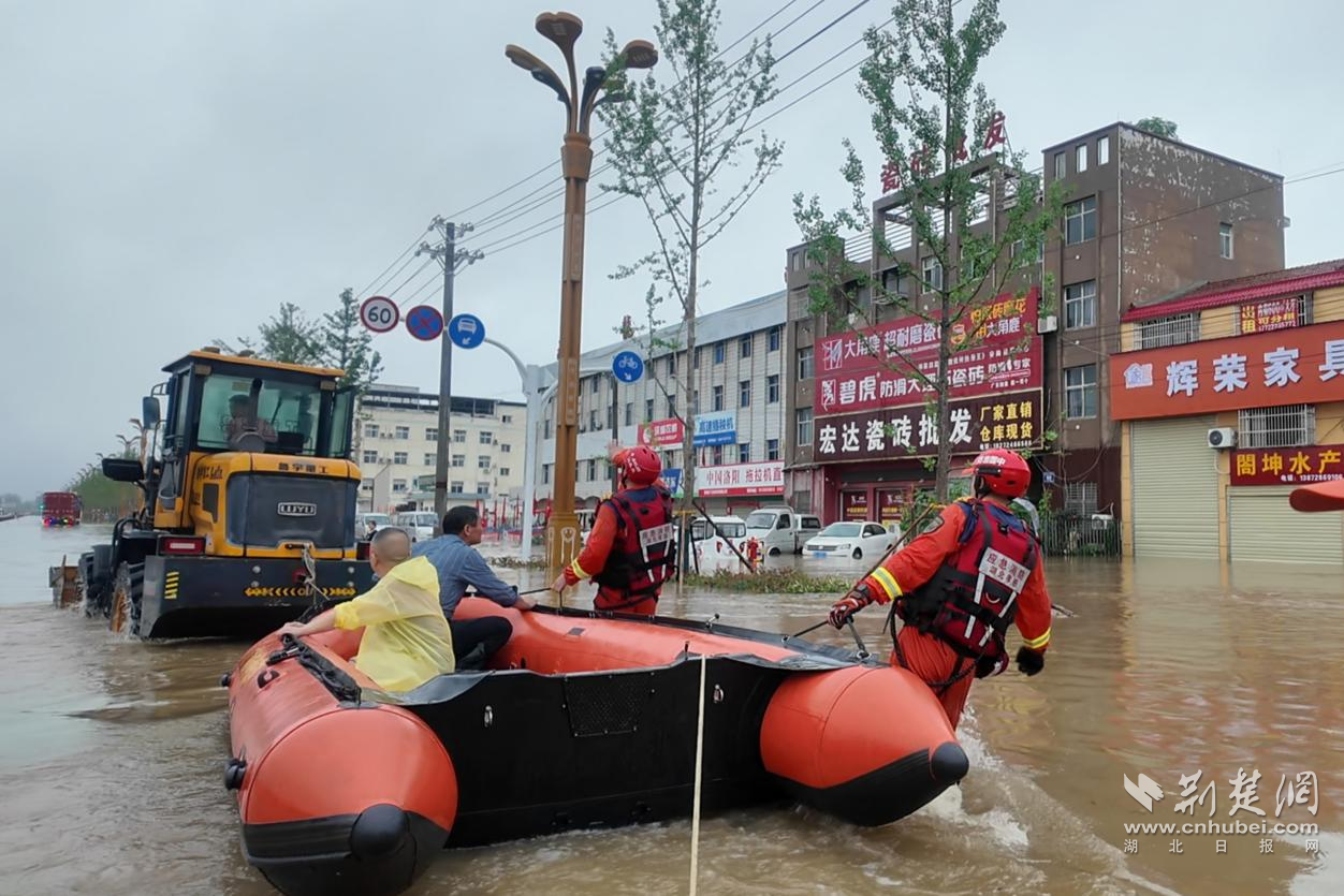  孝感多地遭遇强降雨 消防紧急转移被困群众157人
