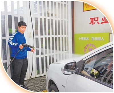 一群特殊的“孩子”洗车，看到生活的新可能