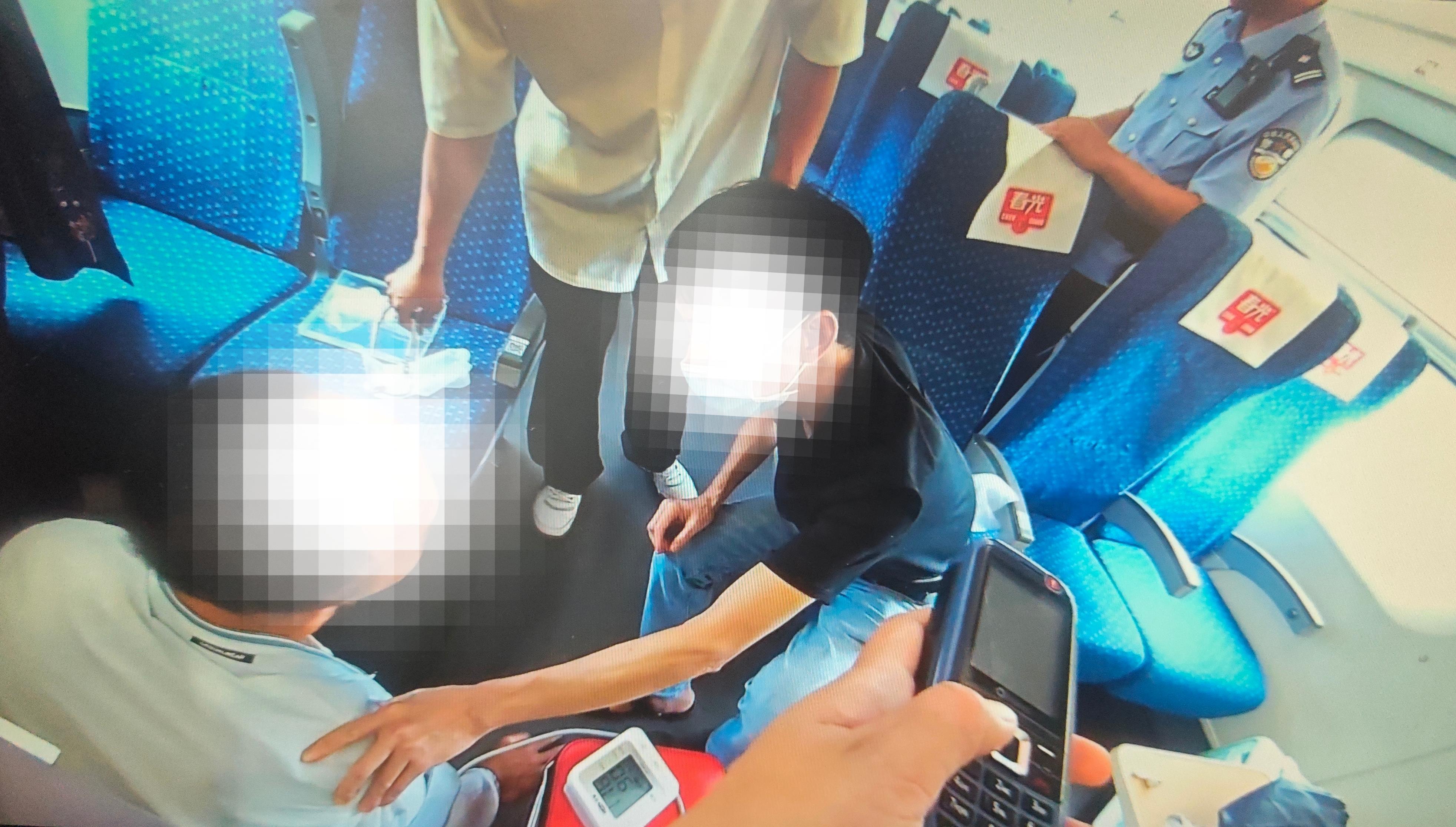 列车车厢上演生死时速！工作人员开展紧急救援