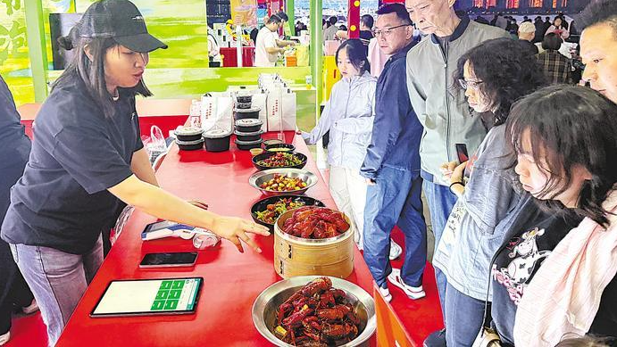 八方游客快抵慢游荊楚 坐高鐵奔赴龍蝦宴