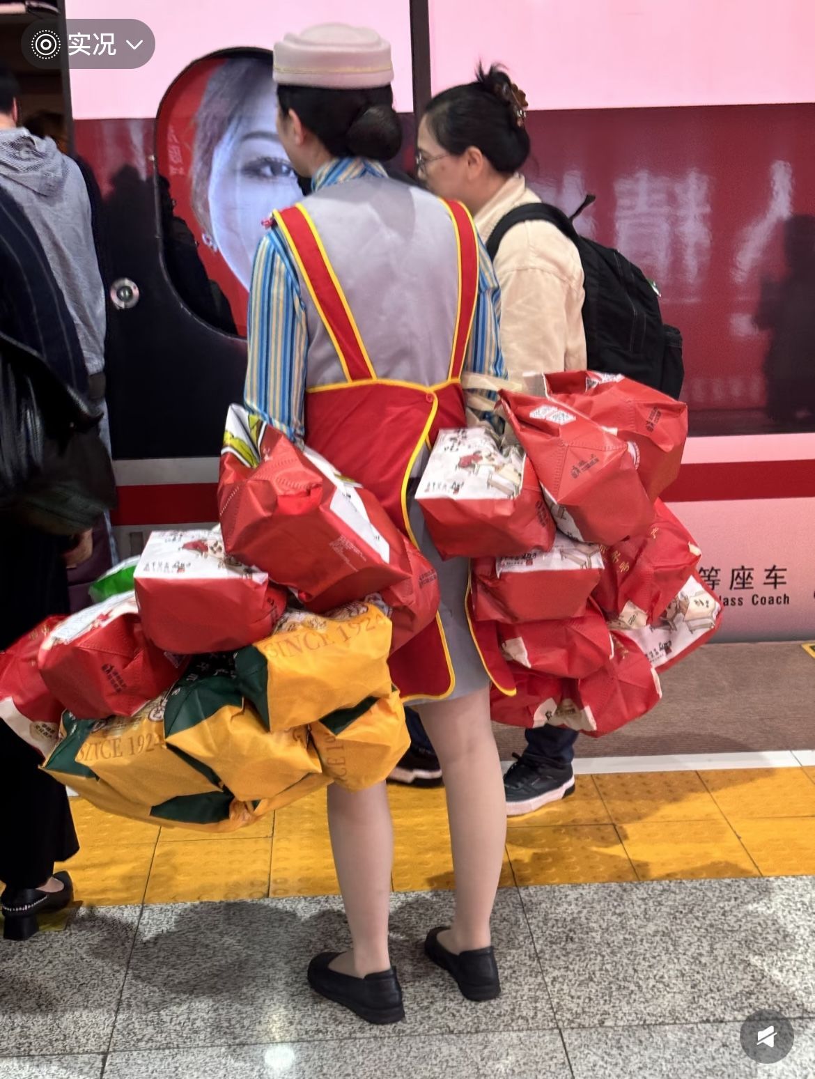 身挂20份外卖，每个餐服员的“必修课”