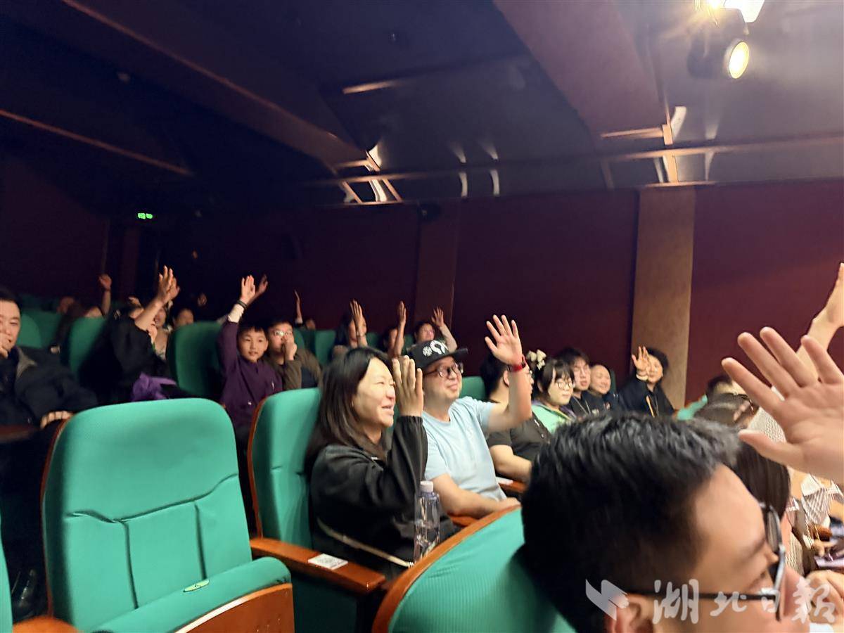 外地游客争相打卡“新汉派相声”，小剧场人气爆棚