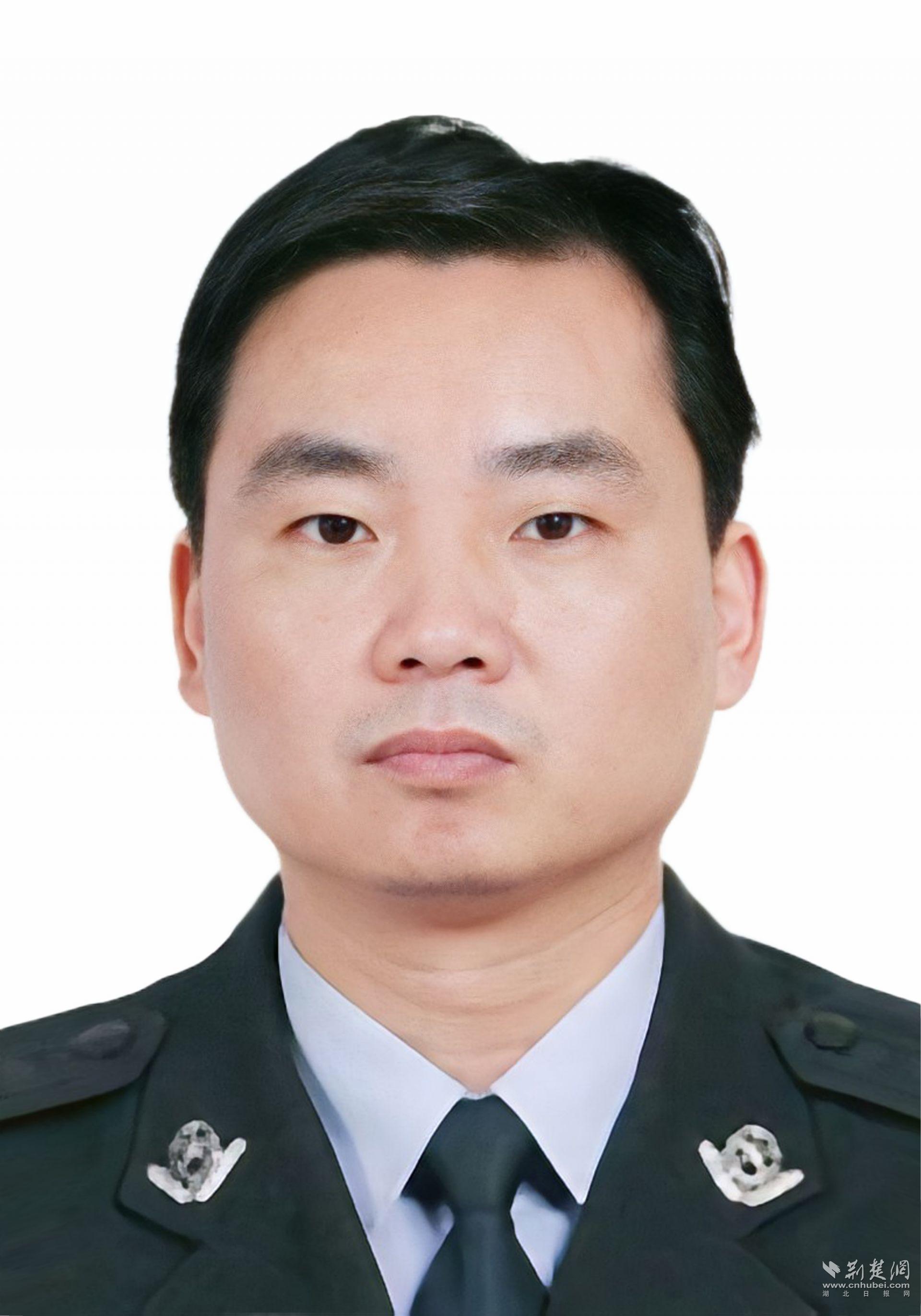 老交警何同原：一生守长路 热血护平安
