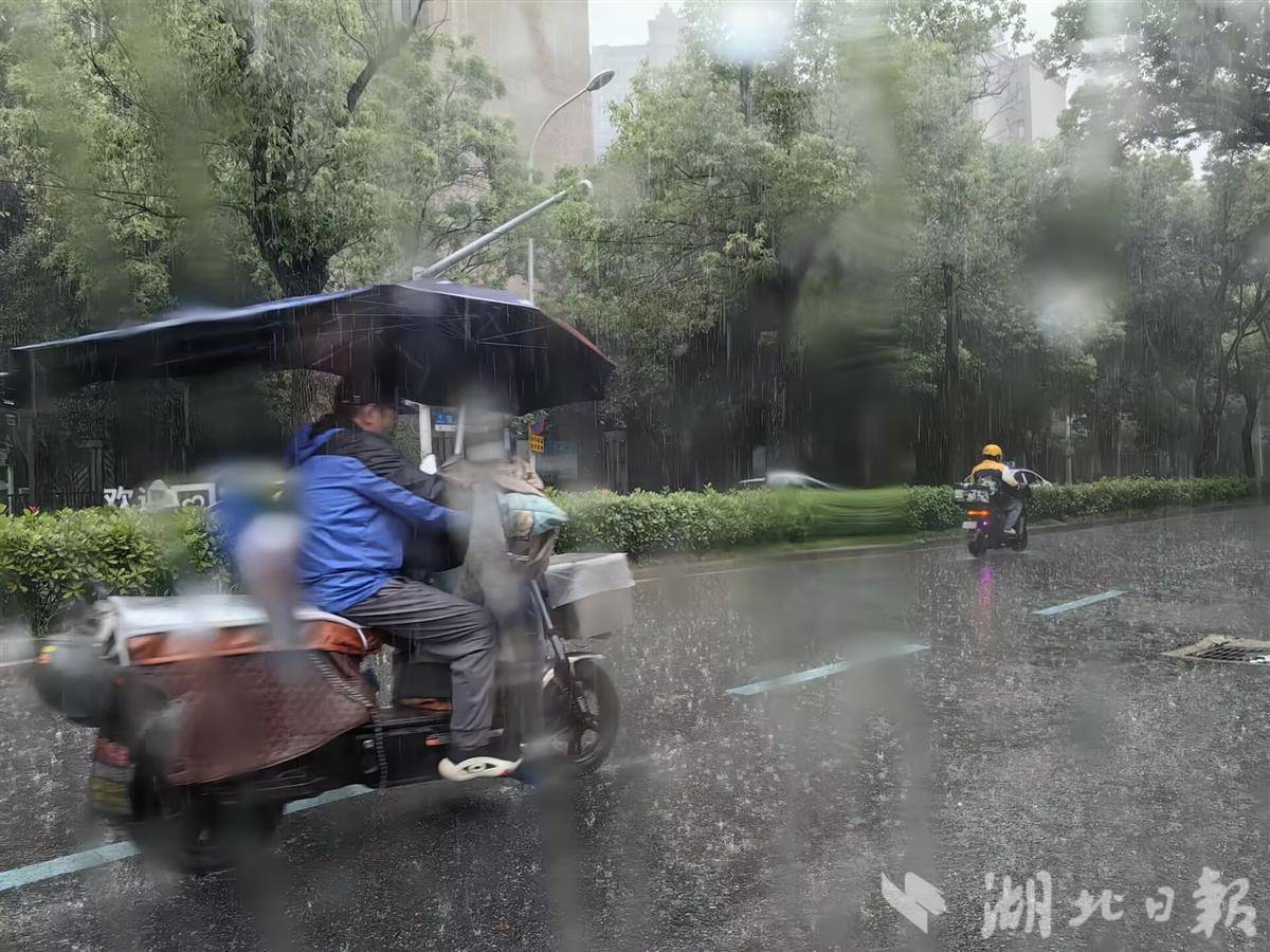 橙色預(yù)警！武漢突降大雨