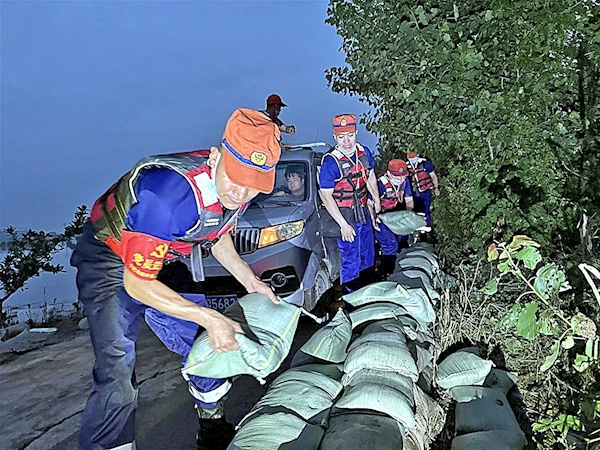 湖北三千干群上堤驻防应对强降雨