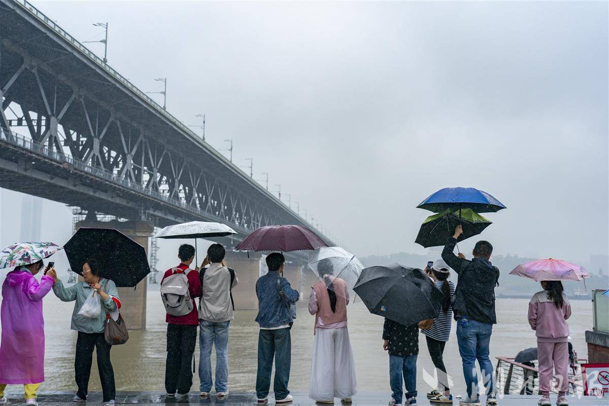 雨中游武汉热度不减
