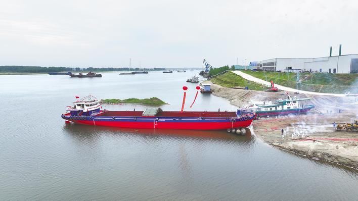 汉江流域建造的首艘千吨级货船下水