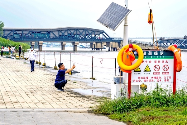 長(zhǎng)江漢口站水位超22米 市民在江灘活動(dòng)要注意安全