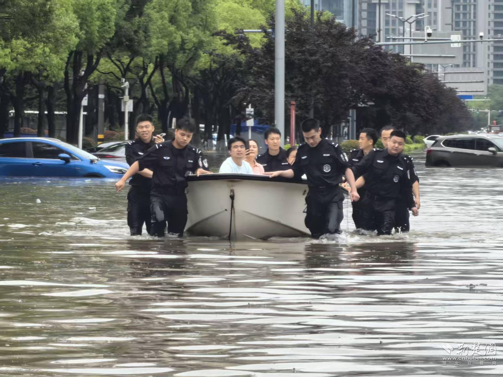 【图片新闻】荆州市迅速行动 迎战特大暴雨