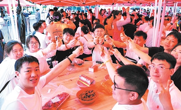 潛江舉辦最大規(guī)模小龍蝦品鑒會(huì)