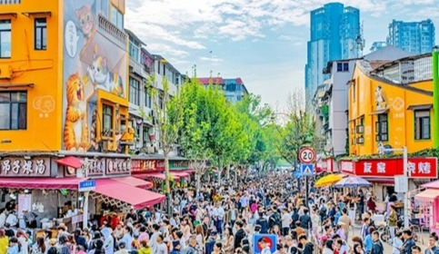 山海关路摩肩接踵
