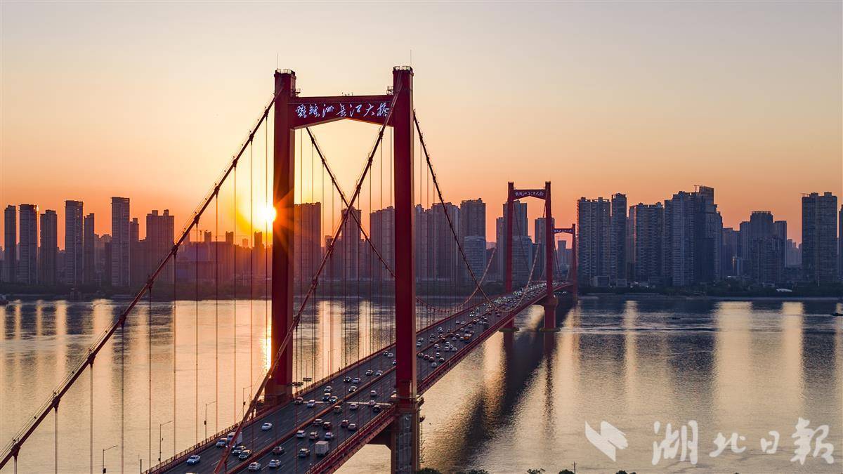 “五一”星夜返程高峰，武漢鸚鵡洲長江大橋美出圈
